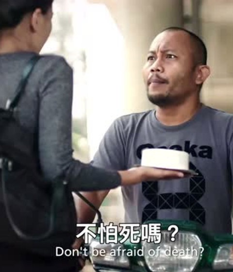你敢騎上人行道，就準(zhǔn)備好被砸蛋糕！